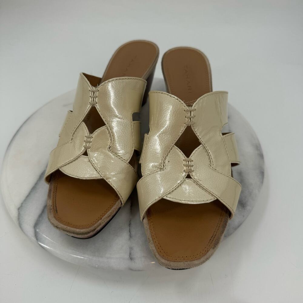 Tahari Newman gold wedge sandals ￼